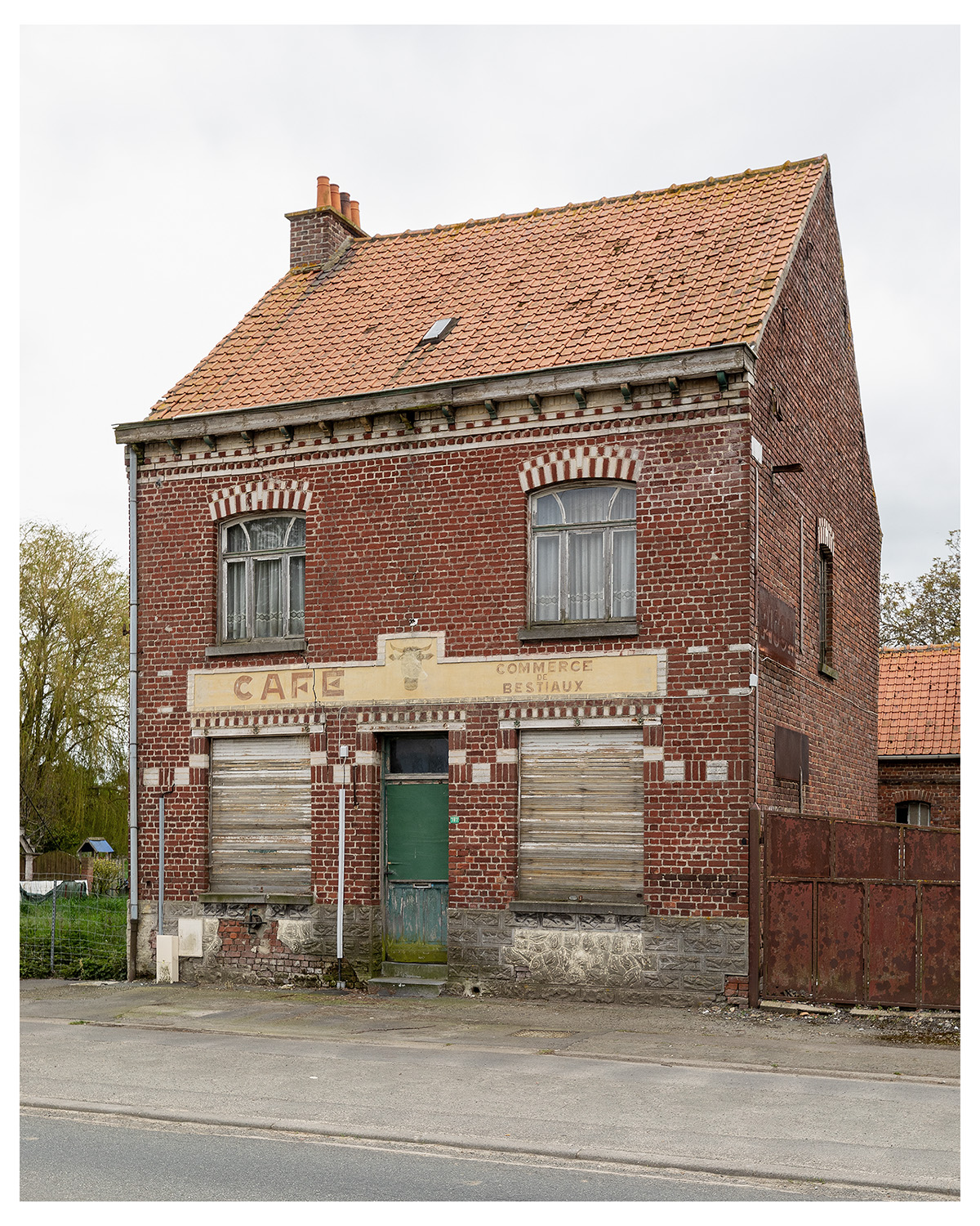 Photographie d'architecture et de patrimoine, Lille, Nord, Hauts-de-France. Ancien commerce à Caestre ©Thomas Karges