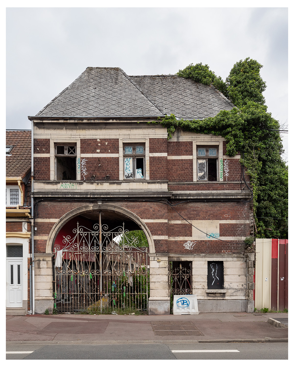 Photographie d'architecture et de patrimoine, Lille, Nord, Hauts-de-France. Ancienne entrée d'atelier à Hellemmes ©Thomas Karges