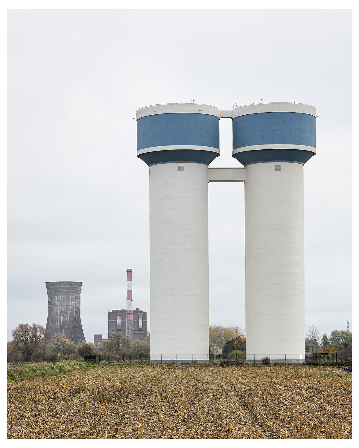 Photographie d'architecture et de patrimoine, Lille, Nord, Hauts-de-France. Châteaux d'eau et centrale électrique à Erre ©Thomas Karges