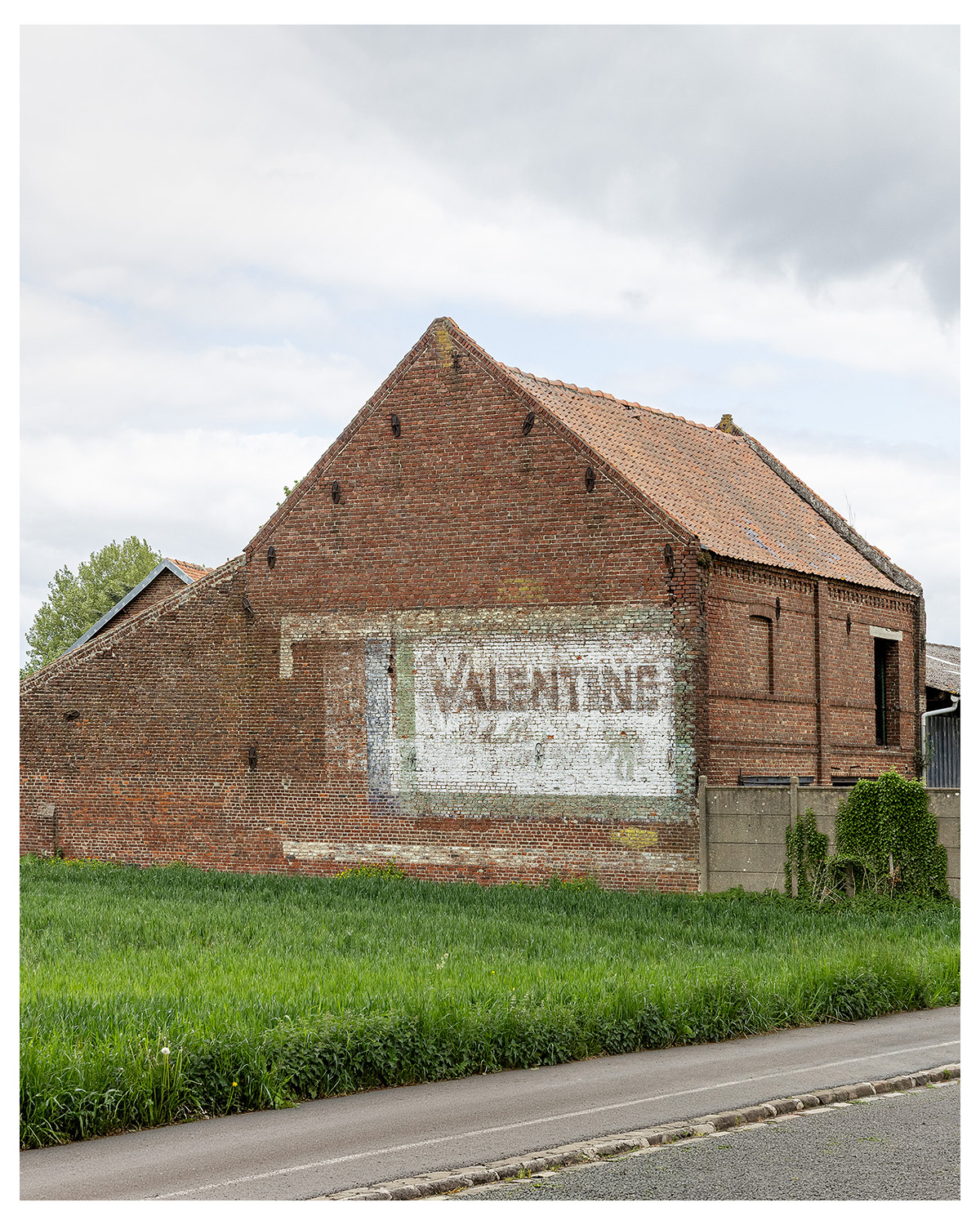Photographie d'architecture et de patrimoine, Lille, Nord, Hauts-de-France. Publicité murale ancienne sur le mur d'une Ferme à Carvin ©Thomas Karges