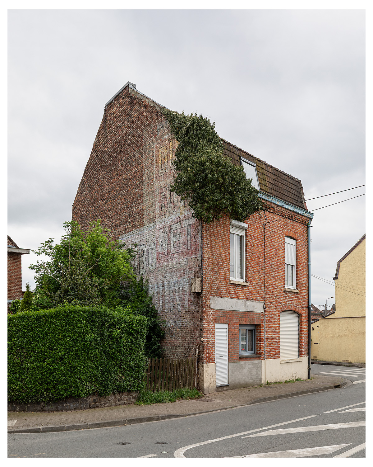 Photographie d'architecture et de patrimoine, Lille, Nord, Hauts-de-France. Habitation et ancienne publicité murale à Houplines ©Thomas Karges